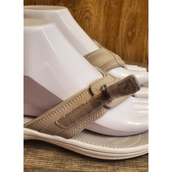 Clarks Cloudsteppers Breeze Sea Flip Flop Sandals Women's Size 9 Tan - Picture 2 of 11